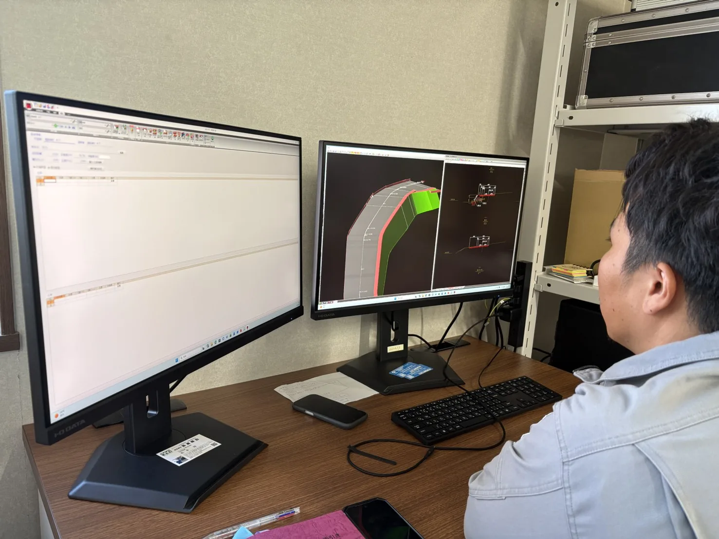 事務所で3D設計データを扱う社員（ICT施工）