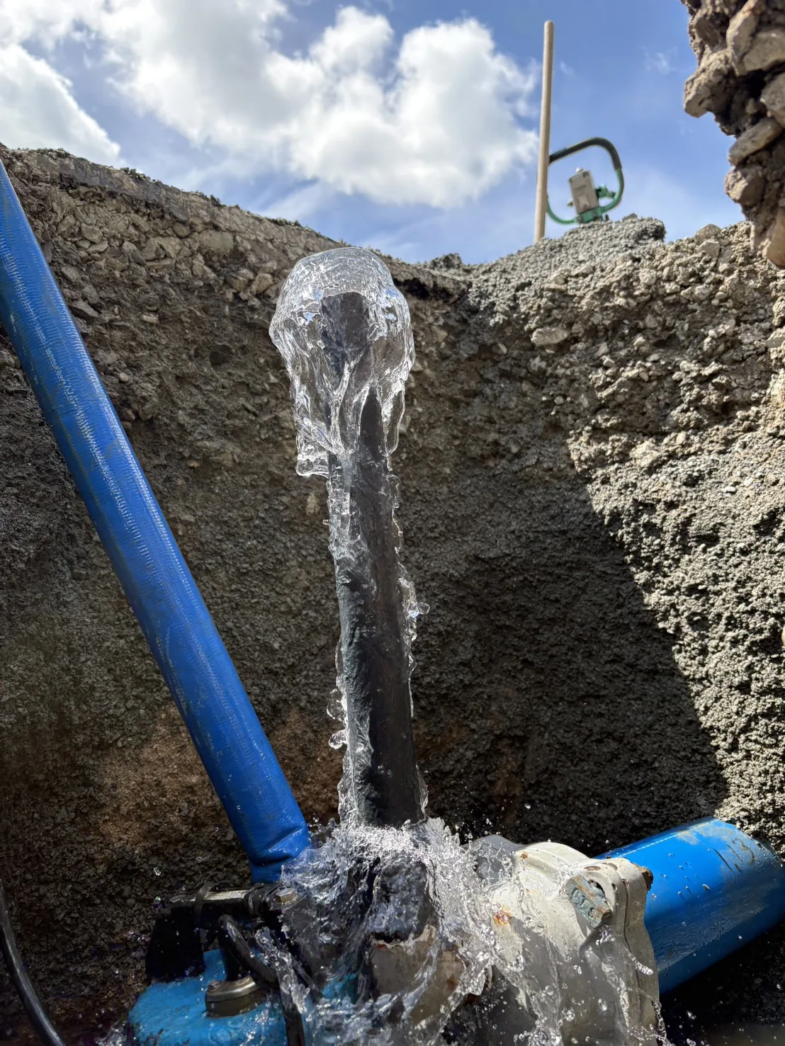 水道工事の現場。新しい配管からの通水