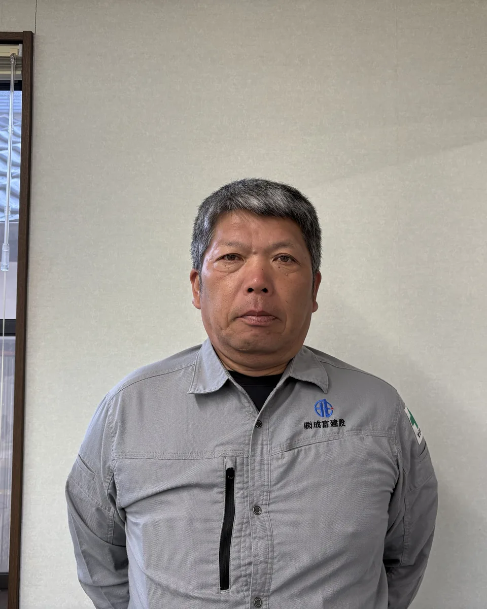 事務所で撮影した成富建設の社員（現場監督）